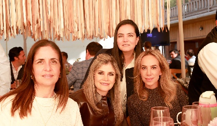  Paola Soto, Montserrat García, Mariana Meade y Montse del Río.