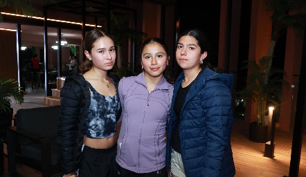  Valeria, Maite Córdova y Regina.