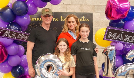  Maximiliano de Alba y Danaé Enríquez con sus hijas Catalina y Máxima.