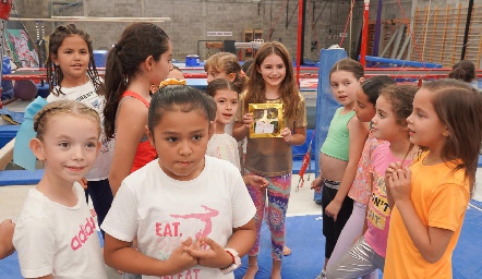  Cata con sus amigas.