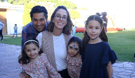  Guillermo Rodríguez y Patsy Dávila con sus hijas, Paz, Elena y Olivia Rodríguez.