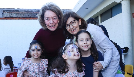  Elena,Paz y Olivia Rodríguez con sus abuelas Patsy Harris y Sofía Robles.