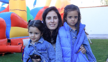  Jimena Güemes con sus hijas Camila y Macarena Enríquez.