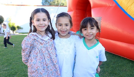  Lucila Hernández, Amelia Isabel y María Garza.