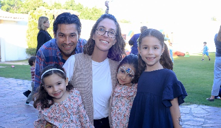  Guillermo Rodríguez y Patsy Dávila con sus hijas, Paz, Elena y Olivia Rodríguez.