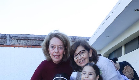   Patsy Harris y Sofía Robles con sus nietas Elena, Paz y Olivia Rodríguez.