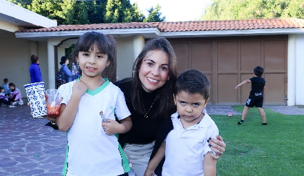  Montse Garza con sus hijos María y Gonzalo Garza.