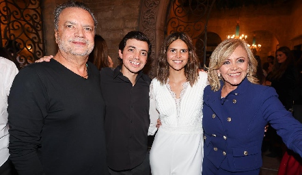 Antonio Guzmán, Santiago Guzmán, Ana Paula de la Fuente y Guadalupe Santos.