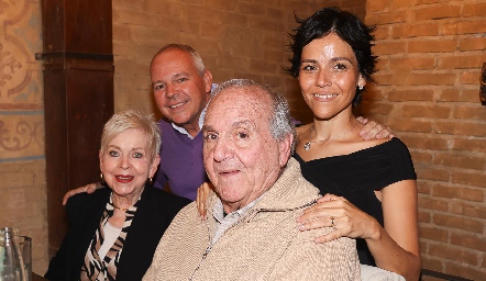  Humberto de la Fuente, Mary Woodl, Humberto de la Fuente y Mariana Goldaracena.