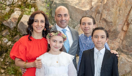  Sandra Aldrete y Marcelo Basurto con sus hijos Arantza, Nicolás y Franco.