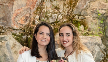  Mariana Meade y Ángeles Mahbub con su ahijada Arantza.