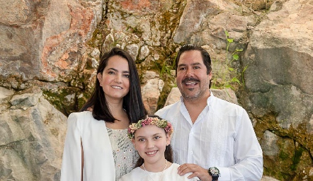  Mariana Meade y Miguel Martínez con su ahijada Arantza Basurto.