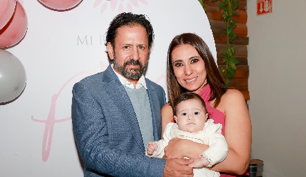  Hiram Gutiérrez y Marcela Gómez con su hija Paula.