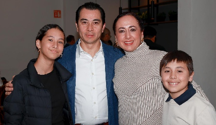  Javier Gómez y Liliana Suviri con sus hijos María Alejandra y Héctor.