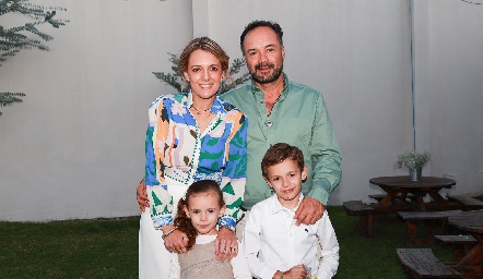  Priscila González y Eduardo Ramos con sus hijos Emma y Tomás.