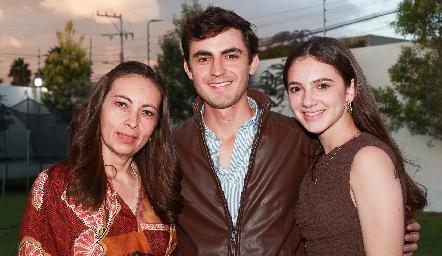  María Elena Gómez con sus hijos Luis y Fer Manzo.