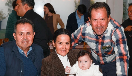  René, Roxana y Héctor Gutiérrez con su sobrina Paula.