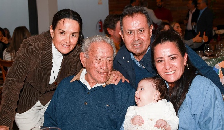  Roxana, Héctor, Héctor y Syndhi Gutiérrez con Paula.