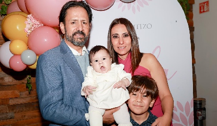  Hiram Gutiérrez y Marcela Gómez con sus hijos Paula y Marcelo
EDG67.jpg