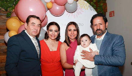  Paula con sus padrinos Francisco Gómez y Cecilia Cepeda y sus papás Marcela Gómez e Hiram Gutiérrez.