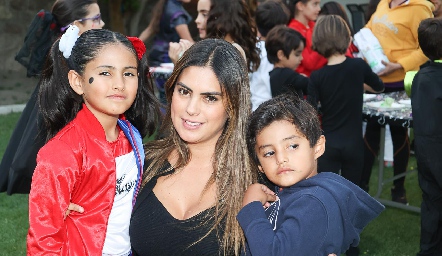  Bárbara Berrones con sus hijos Bárbara y José Miguel.