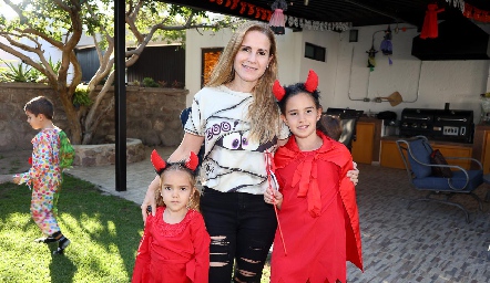  Michelle Baeza con sus hijas Valeria y María José.