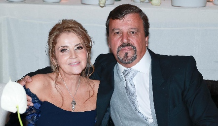  Anabel Gaviño y Héctor Gómez, papás del novio.