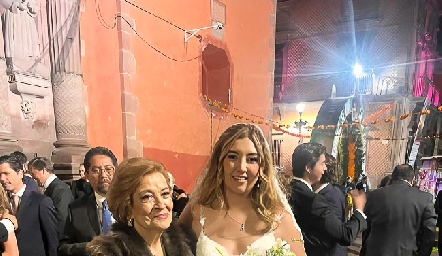  Ana Gaby Motilla Lozano con su abuelita Nona Berrones.