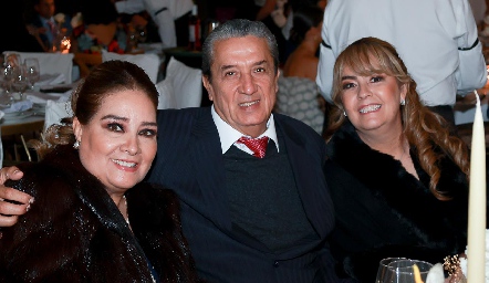  Pili Leos, Francisco Acosta y Carmelita Leos.