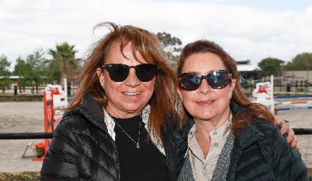   Martha y Marisol Hernández.