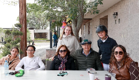  María José Cantú, Jesús Ruiz, Emilia Sainz, Gustavo Morales, Charlotte, Cristina Morales y Alexa Morales.