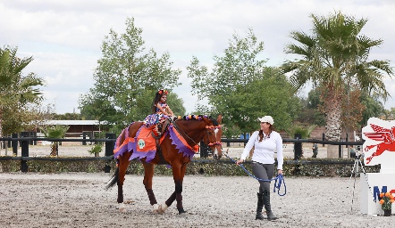  Pasarela del concurso de disfraces de binomios.