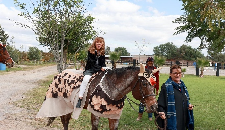  Pasarela del concurso de disfraces de binomios.