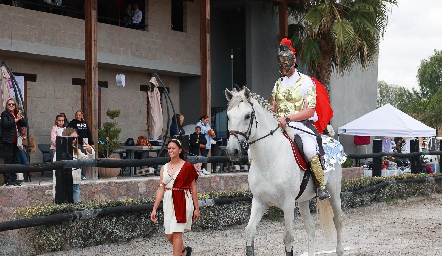  Pasarela del concurso de disfraces de binomios.