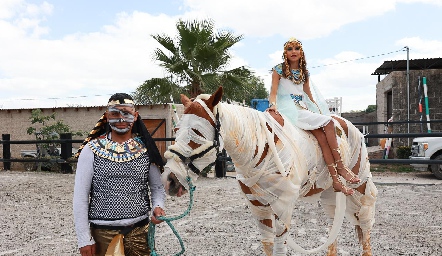  Pasarela del concurso de disfraces de binomios.