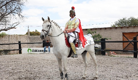  Pasarela del concurso de disfraces de binomios.