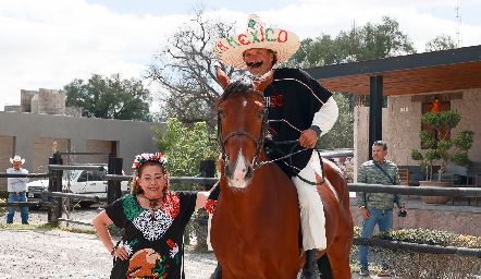  Pasarela del concurso de disfraces de binomios.