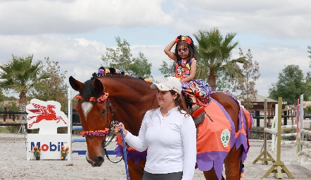  Pasarela del concurso de disfraces de binomios.