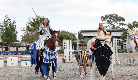  Pasarela del concurso de disfraces de binomios.