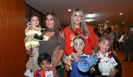  Bárbara y Elizabeth Berrones con sus hijos Juan Pablo y José Miguel Rojo, Renata Cordero y Carlota Rosillo.