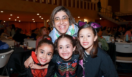  Montse con María Paula, Lucía y Martina.