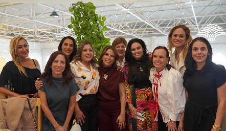  Nelly celebrando con sus amigas.