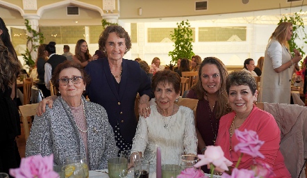  Rosario Ortega, Nelly, mamá de la festejada, Charo Bárcena, suegra de Nelly y Lucy Sulaiman.