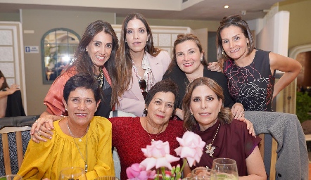  Vanessa Galarza, Ana Elena Meade, Alejandra Guerra, Chío Subirana, Laura y María González con Nelly.