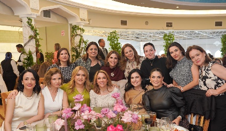  MariTere Cadena, Cristi Villanueva, Sigrid, Claudia Suárez, Cristian , Daniela Gutiérrez, Paola Garza, Pati Fernández y Nelly.