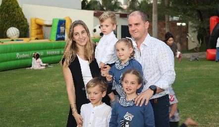  Lucía Hernández y Miguel Valladares con sus hijos.