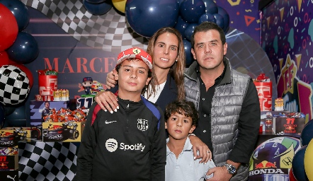  Daniela de la Fuente y Jorge Torres con sus hijos Jorge y Marcelo.