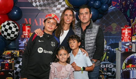  Daniela de la Fuente y Jorge Torres con sus hijos Jorge, Daniela y Marcelo.