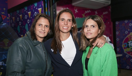 Marcela Gómez con sus hijas Daniela y Ana Paula de la Fuente.