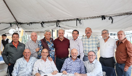  Jesús Espinosa con sus amigos.